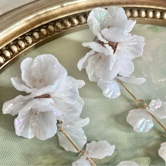 Elegant White Floral Drop Earrings - Picture 4 of 7